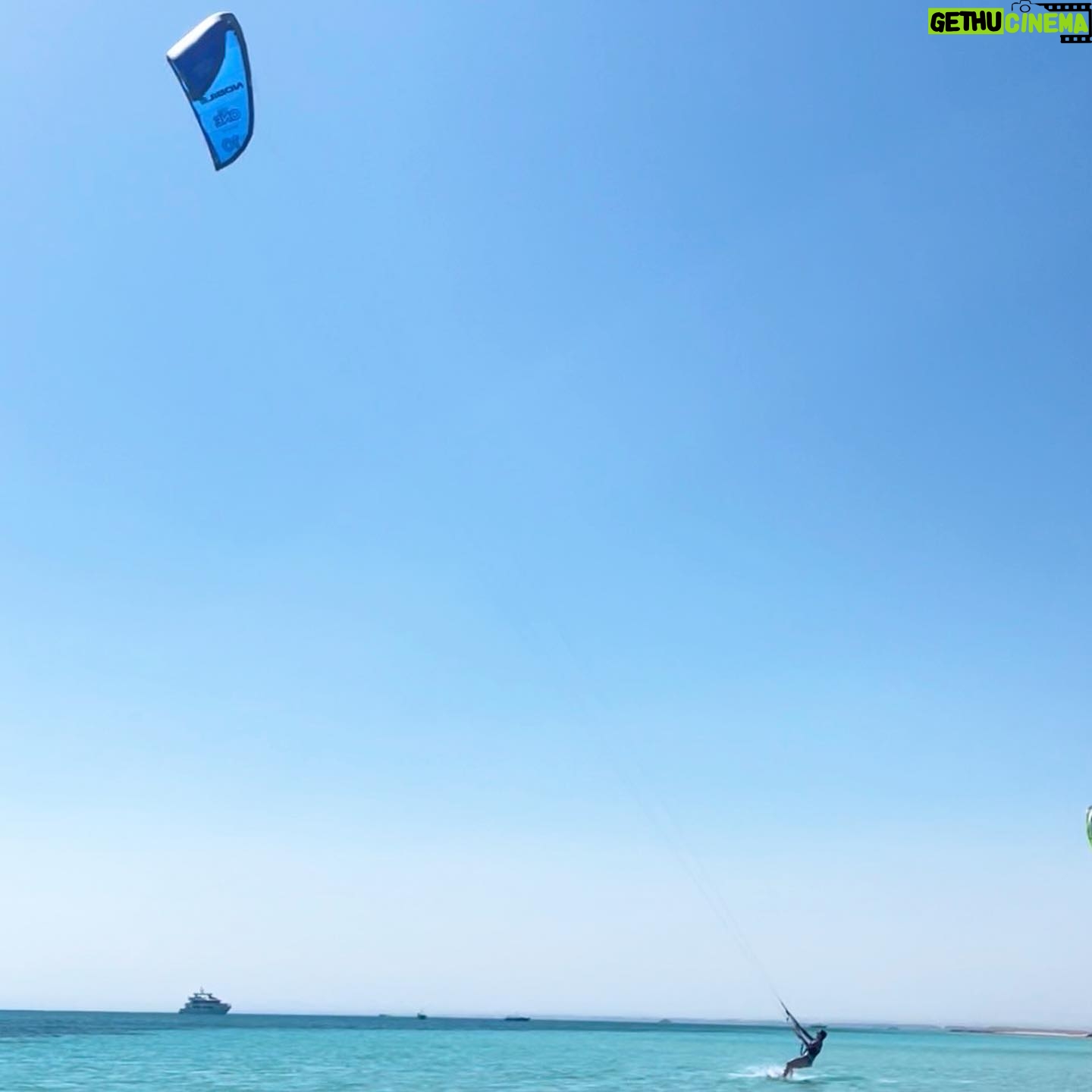 Natalia Janoszek Instagram - Team downwind🪁🤟🏻 Przez ostatni tydzień miałam przyjemność testować sprzęt @nobile_kiteboarding na nowy sezon i duma mnie rozpiera, że firma z mojego rodzinnego Bielska robi sprzęt na światowym poziomie będąc jednym z liderów na rynku. Nowe latawce i deseczka NHP23-perfekcja👌🏼 #kitesurfing #trip #redsea @tropical_safari_ #toniejestpostsponsorowany