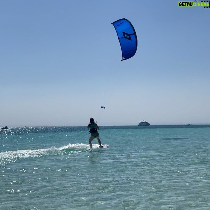 Natalia Janoszek Instagram - Team downwind🪁🤟🏻 Przez ostatni tydzień miałam przyjemność testować sprzęt @nobile_kiteboarding na nowy sezon i duma mnie rozpiera, że firma z mojego rodzinnego Bielska robi sprzęt na światowym poziomie będąc jednym z liderów na rynku. Nowe latawce i deseczka NHP23-perfekcja👌🏼 #kitesurfing #trip #redsea @tropical_safari_ #toniejestpostsponsorowany