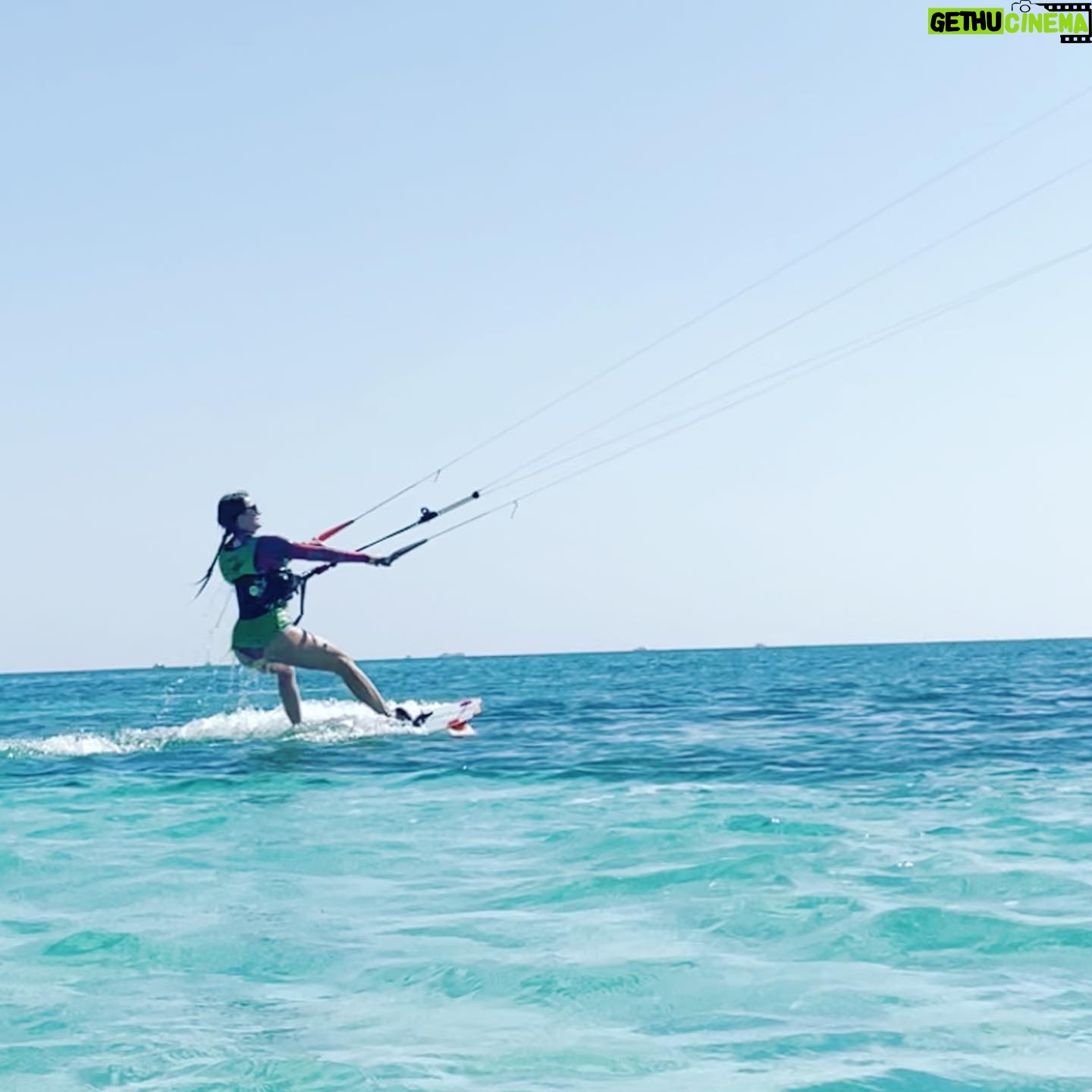 Natalia Janoszek Instagram - Team downwind🪁🤟🏻 Przez ostatni tydzień miałam przyjemność testować sprzęt @nobile_kiteboarding na nowy sezon i duma mnie rozpiera, że firma z mojego rodzinnego Bielska robi sprzęt na światowym poziomie będąc jednym z liderów na rynku. Nowe latawce i deseczka NHP23-perfekcja👌🏼 #kitesurfing #trip #redsea @tropical_safari_ #toniejestpostsponsorowany
