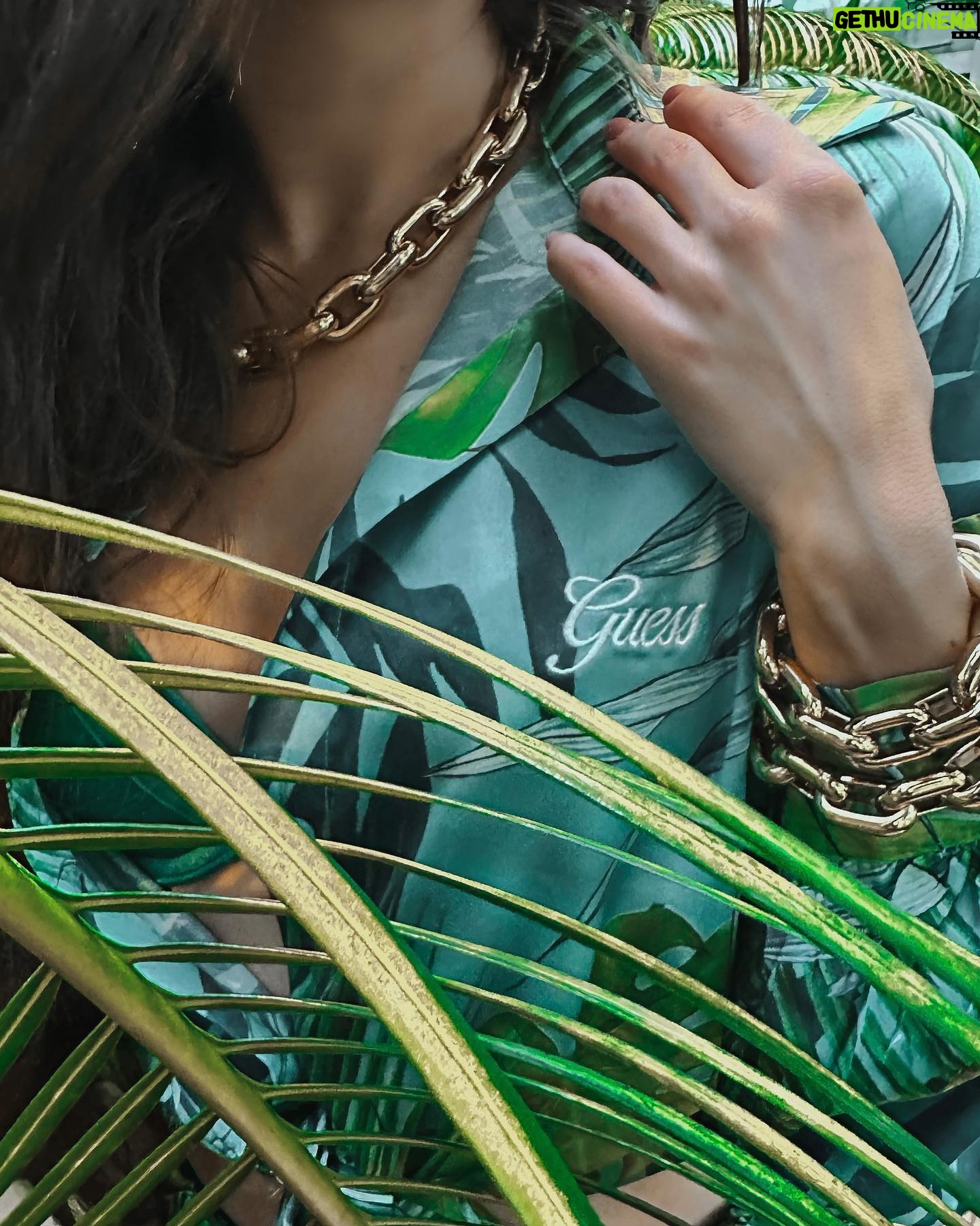 Natalia Janoszek Instagram - When fashion meets ecology 🌿 Eco is the smart choice as @paulmarciano said and that’s what new @guess Eco Collection is all about. I’m extremely proud to promote a brand that focus on ecology all the way from the the seeds, fibers and dying techniques, to the finished product, packaging and end-of-life disposal💚 #GuessEco #collection #gueesgirl #commercial