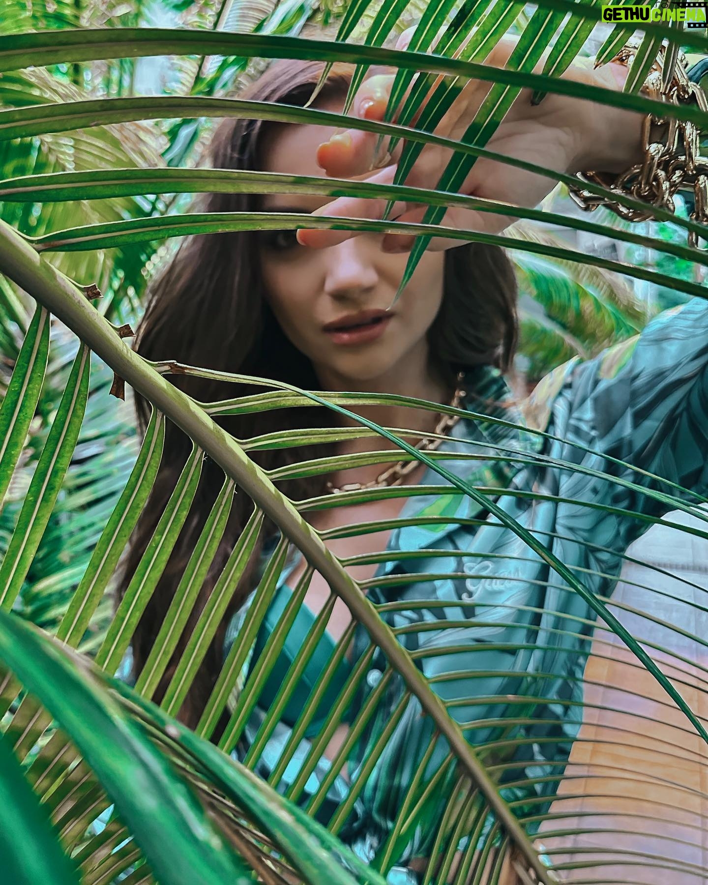 Natalia Janoszek Instagram - When fashion meets ecology 🌿 Eco is the smart choice as @paulmarciano said and that’s what new @guess Eco Collection is all about. I’m extremely proud to promote a brand that focus on ecology all the way from the the seeds, fibers and dying techniques, to the finished product, packaging and end-of-life disposal💚 #GuessEco #collection #gueesgirl #commercial
