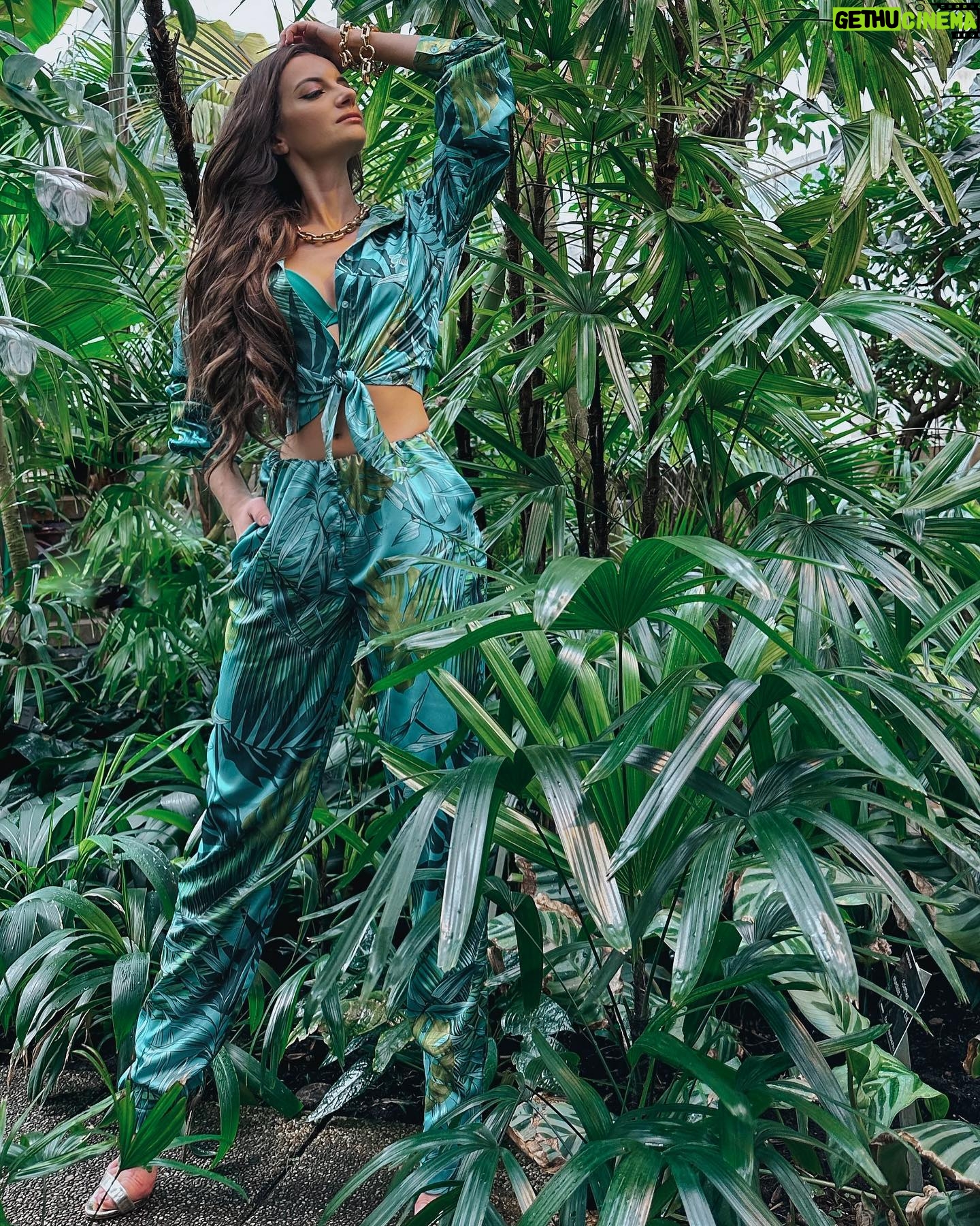 Natalia Janoszek Instagram - When fashion meets ecology 🌿 Eco is the smart choice as @paulmarciano said and that’s what new @guess Eco Collection is all about. I’m extremely proud to promote a brand that focus on ecology all the way from the the seeds, fibers and dying techniques, to the finished product, packaging and end-of-life disposal💚 #GuessEco #collection #gueesgirl #commercial