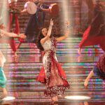 Natalia Janoszek Instagram - The final show🎬 Finał @twojatwarzbrzmiznajomo 🎙️ Jak Wam się podobało? Chciałam zabrać Was w podróż do Indii i pokazać trochę mojego bollywoodzkiego świata na zakończenie tej pięknej przygody💫 Dziękuję @igorleonik za cudowną choreografię i @kriscrewofficial za stworzenie magii na scenie. Wielkie podziękowania również dla @michalrudas za przygotownie mnie do tego wyzwania wokalnie❤️ @polsatofficial #tv #show #twojatwarzbrzmiznajomo #yourfacesoundsfamiliar
