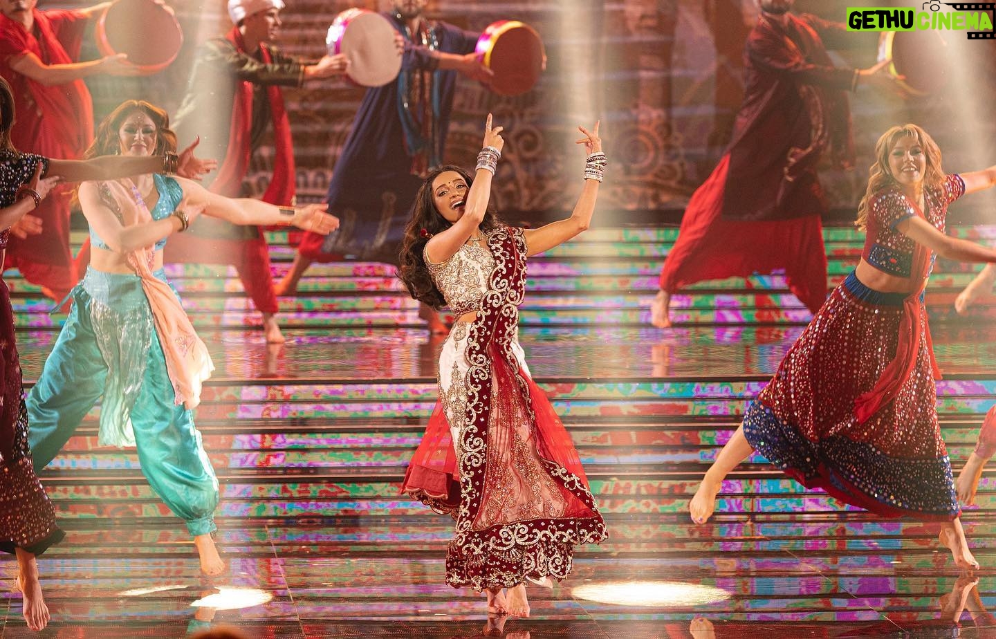Natalia Janoszek Instagram - The final show🎬 Finał @twojatwarzbrzmiznajomo 🎙️ Jak Wam się podobało? Chciałam zabrać Was w podróż do Indii i pokazać trochę mojego bollywoodzkiego świata na zakończenie tej pięknej przygody💫 Dziękuję @igorleonik za cudowną choreografię i @kriscrewofficial za stworzenie magii na scenie. Wielkie podziękowania również dla @michalrudas za przygotownie mnie do tego wyzwania wokalnie❤️ @polsatofficial #tv #show #twojatwarzbrzmiznajomo #yourfacesoundsfamiliar