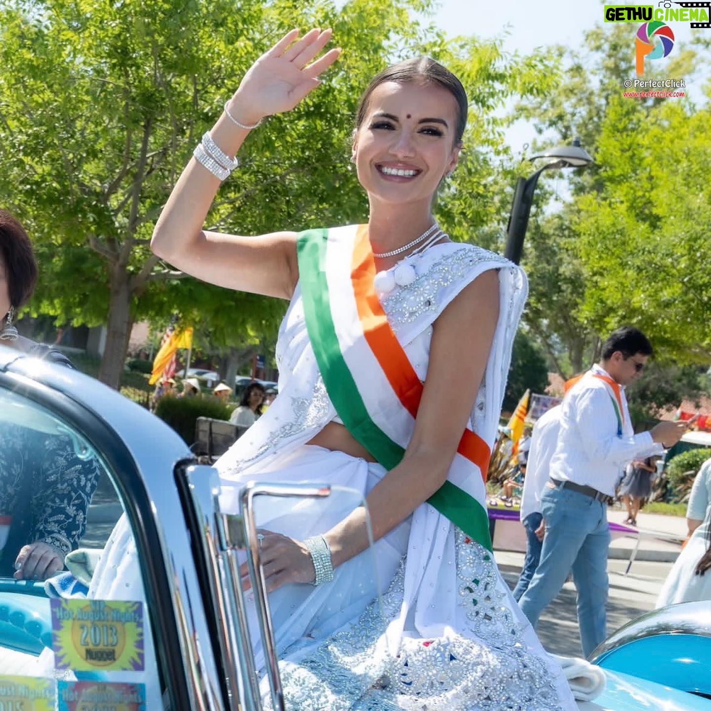 Natalia Janoszek Instagram - Celebrating Indian Independance Day in US🇮🇳🙏🏻 #india #day #usa #california #parade #celebration