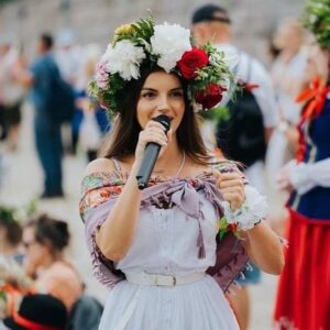 Natalia Janoszek Instagram - Wianki nad Wisłą 2023 z Piknikiem Świętojańskim, który miałam przyjemność poprowadzić za nami. Dziękuję @miasto_warszawa @stolecznaestrada za kolejny wspólny rok, a Wam życzę słonecznego lata i wrzucam kilka kadrów z ostatnich lat☀️ #wiankinadwisla