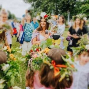 Natalia Janoszek Instagram - Wianki nad Wisłą 2023 z Piknikiem Świętojańskim, który miałam przyjemność poprowadzić za nami. Dziękuję @miasto_warszawa @stolecznaestrada za kolejny wspólny rok, a Wam życzę słonecznego lata i wrzucam kilka kadrów z ostatnich lat☀️ #wiankinadwisla
