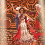 Natalia Janoszek Instagram - The final show🎬 Finał @twojatwarzbrzmiznajomo 🎙️ Jak Wam się podobało? Chciałam zabrać Was w podróż do Indii i pokazać trochę mojego bollywoodzkiego świata na zakończenie tej pięknej przygody💫 Dziękuję @igorleonik za cudowną choreografię i @kriscrewofficial za stworzenie magii na scenie. Wielkie podziękowania również dla @michalrudas za przygotownie mnie do tego wyzwania wokalnie❤️ @polsatofficial #tv #show #twojatwarzbrzmiznajomo #yourfacesoundsfamiliar