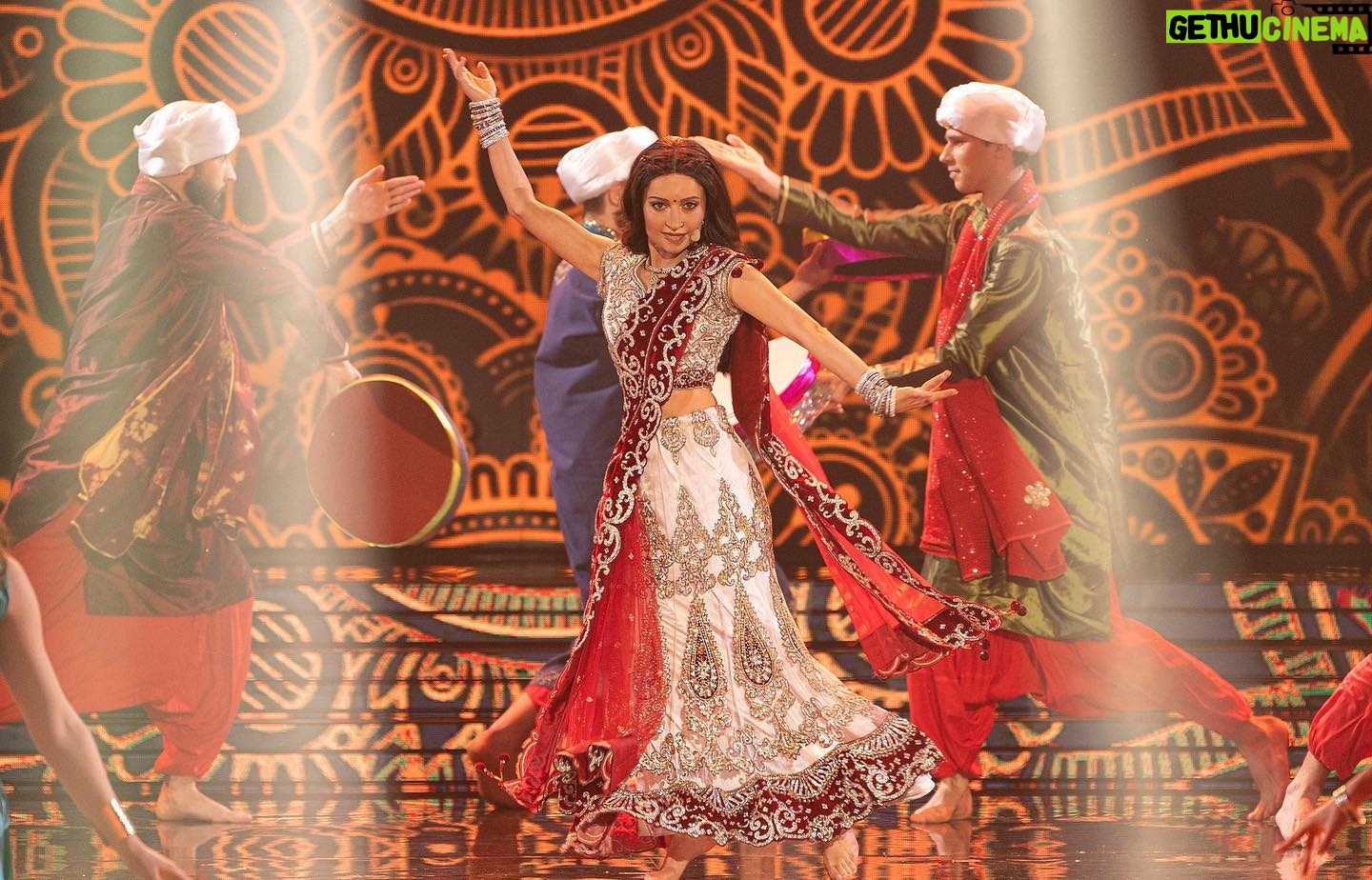 Natalia Janoszek Instagram - The final show🎬 Finał @twojatwarzbrzmiznajomo 🎙️ Jak Wam się podobało? Chciałam zabrać Was w podróż do Indii i pokazać trochę mojego bollywoodzkiego świata na zakończenie tej pięknej przygody💫 Dziękuję @igorleonik za cudowną choreografię i @kriscrewofficial za stworzenie magii na scenie. Wielkie podziękowania również dla @michalrudas za przygotownie mnie do tego wyzwania wokalnie❤️ @polsatofficial #tv #show #twojatwarzbrzmiznajomo #yourfacesoundsfamiliar