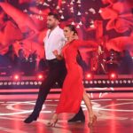 Natalia Janoszek Instagram - Wróćmy jeszcze na chwilę do poniedziałkowego odcinka @tanieczgwiazdami z okazji 30-lecia @polsatofficial 😍❤️💃🏻 Chciałam Wam bardzo podziękować za wszystkie piękne wiadomości, miłe słowa i oddane głosy. Obawiałam się jak poradzę sobie wśród dobrze znanych i lubianych w Polsce gwiazd dlatego nawet nie wiecie jak wiele dla mnie znaczy wasze wsparcie❤️ Już nie mogę się doczekać, żeby zatańczyć dla Was z @rmaserak po raz kolejny w najbliższy poniedziałek! #tanieczgwiazdami #tv #show #dancingwiththestars