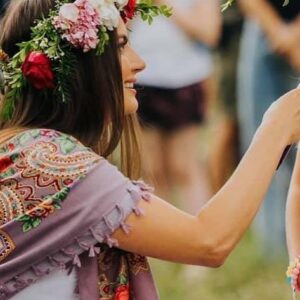 Natalia Janoszek Instagram - Wianki nad Wisłą 2023 z Piknikiem Świętojańskim, który miałam przyjemność poprowadzić za nami. Dziękuję @miasto_warszawa @stolecznaestrada za kolejny wspólny rok, a Wam życzę słonecznego lata i wrzucam kilka kadrów z ostatnich lat☀️ #wiankinadwisla