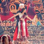 Natalia Janoszek Instagram - The final show🎬 Finał @twojatwarzbrzmiznajomo 🎙️ Jak Wam się podobało? Chciałam zabrać Was w podróż do Indii i pokazać trochę mojego bollywoodzkiego świata na zakończenie tej pięknej przygody💫 Dziękuję @igorleonik za cudowną choreografię i @kriscrewofficial za stworzenie magii na scenie. Wielkie podziękowania również dla @michalrudas za przygotownie mnie do tego wyzwania wokalnie❤️ @polsatofficial #tv #show #twojatwarzbrzmiznajomo #yourfacesoundsfamiliar