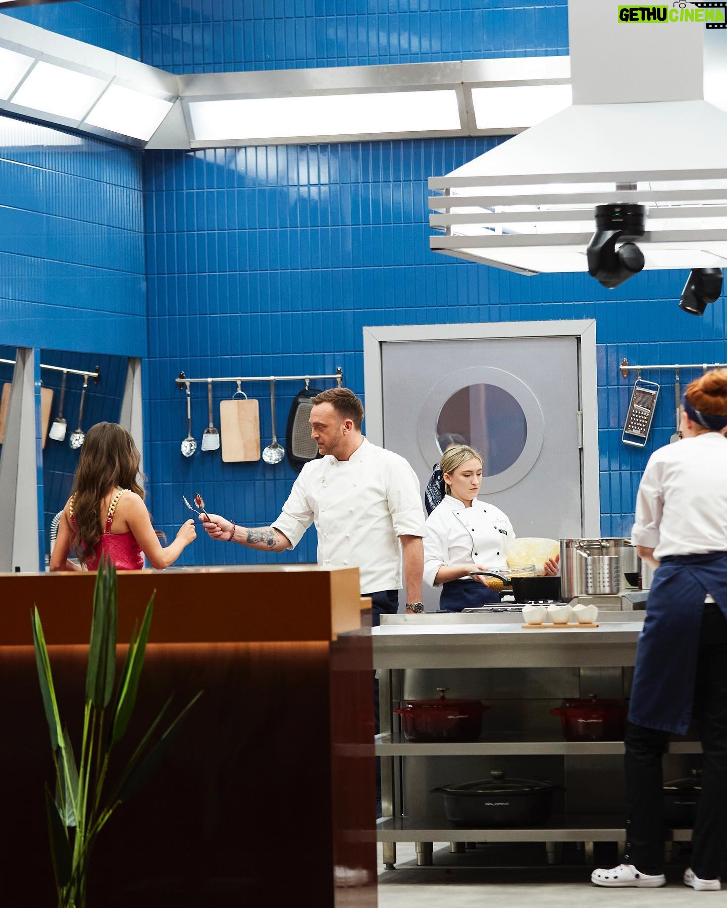 Natalia Janoszek Instagram - It was a pleasure to be a special guest at Hell's Kitchen TV show and I can tell you it was 🔥 Jak się Wam podobał wczorajszy odcinek @hellskitchenpolska ?🍽️Dzięki za zaproszenie do Twojej kuchni @mateuszgessler i brawa dla całej zdolnej ekipy zakochanawsmaku @kuchara_od_dobrego_gara @domi_sushi_mama @martini_blue666 @piotr.wojcieszak @just_say_jose @wiciuuuuuuuuu @private.chef.kordex @arcadiusmauritz -trzymam za Was kciuki!✊🏻 @polsatofficial #hellskitchen #reality #tv #show