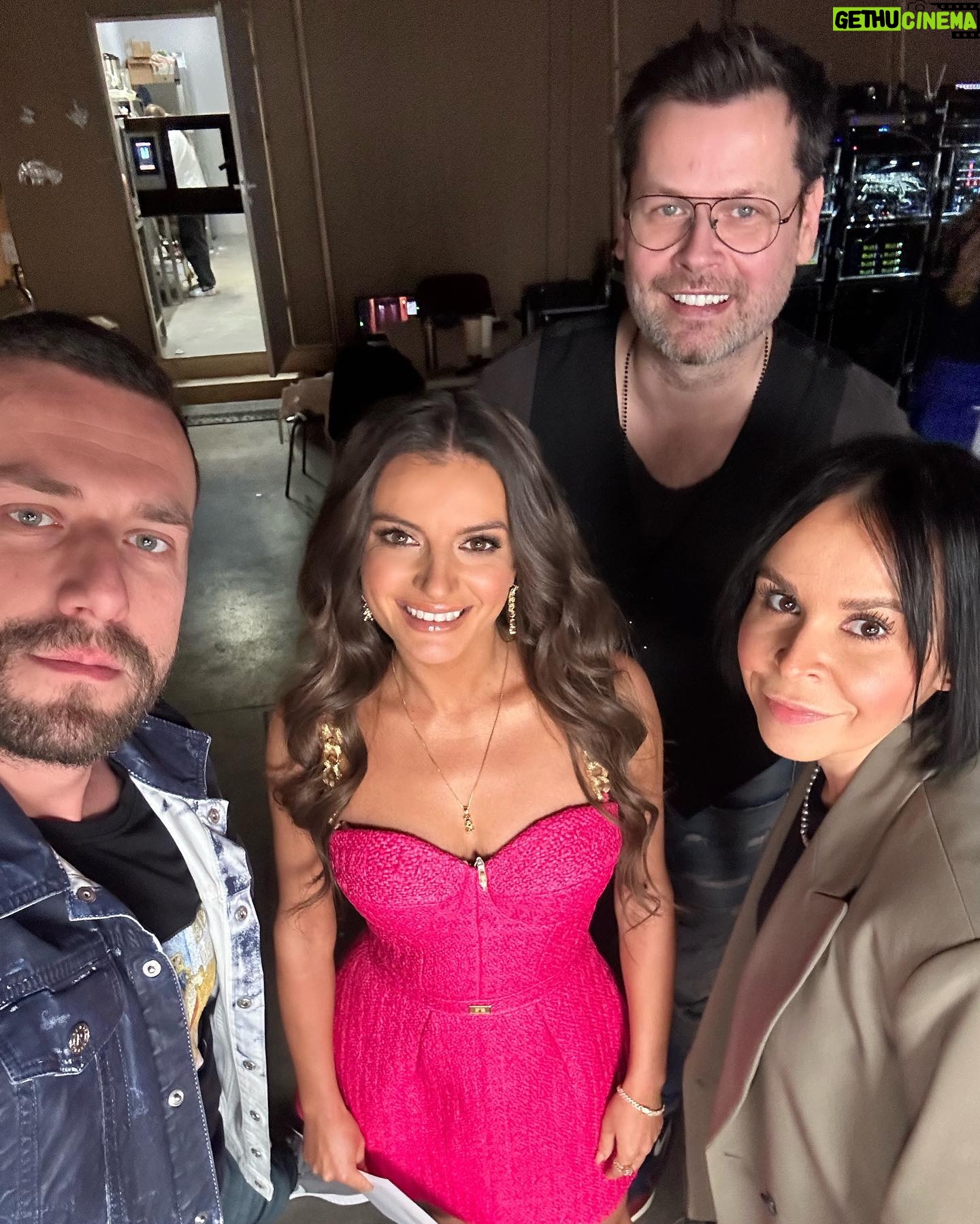 Natalia Janoszek Instagram - It was a pleasure to be a special guest at Hell's Kitchen TV show and I can tell you it was 🔥 Jak się Wam podobał wczorajszy odcinek @hellskitchenpolska ?🍽️Dzięki za zaproszenie do Twojej kuchni @mateuszgessler i brawa dla całej zdolnej ekipy zakochanawsmaku @kuchara_od_dobrego_gara @domi_sushi_mama @martini_blue666 @piotr.wojcieszak @just_say_jose @wiciuuuuuuuuu @private.chef.kordex @arcadiusmauritz -trzymam za Was kciuki!✊🏻 @polsatofficial #hellskitchen #reality #tv #show
