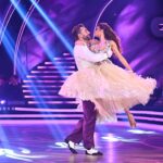 Natalia Janoszek Instagram - Dziś ostatni odcinek @tanieczgwiazdami i z tej okazji ostatnia seria zdjęć z naszego tańca z @rmaserak z udziałem @andrzejpiaseczny_official 💃🏻 Jeszcze się nie żegnam bo wieczorem widzimy się w pełnym składzie podczas finału🥹🤍 @polsatofficial #tanieczgwiazdami #dancingwiththestars #tv #show