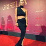 Natalia Reyes Instagram – ‘Una mujer con sustancia’ 
Querida @sofiavergara: tu autenticidad puede hacer TODO posible, eres una berraca, no se pierdan el 25 de enero #Griselda💥 

Gracias @jorgemalave por la arrodillada 📷 😂, a @elauribe por el maquillaje y la línea 🖊️ más PRO ever y @baobab por un vestido wow

Cracks ⚡️ @ericnewmanofficial @luisbalaguer 

•

‘A woman of substance’
Dear @sofiavergara: your authenticity can make ANYTHING possible, you are a trooper, don’t miss #Griselda on @netflix Jan 25th💥

#NataliaFromColombia #ColombiansDoItBetter #EnElDelia #SofíaVergara