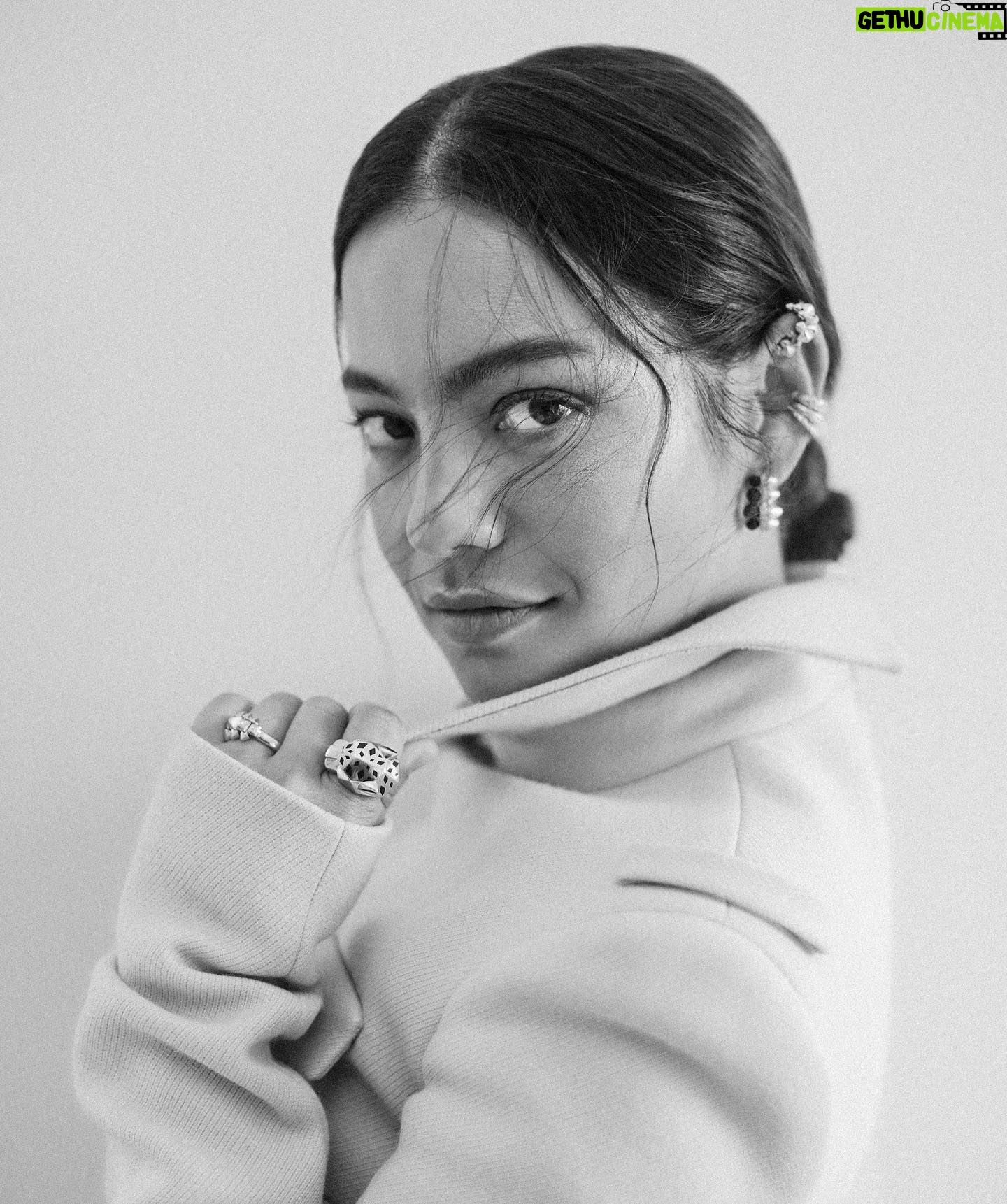 Natalia Reyes Instagram - Foto 1: ‘qué cool soy’ Foto 2: ‘No ha empezado la navidad y ya no me cierra el vestido’ 🤣 De las mejores fotos de este año para @m__milenio gracias a mi querida @sarahgorereeves y 📸 @bymatallana 💥 • First photo: ‘How cool I am’ Second photo: ‘Christmas hasn’t started and I can’t already zip up this dress’ ;) Some of the best photos of this year, from New York for @m__milenio thanks to my beloved @sarahgorereeves (editor in chief) Photos @bymatallana Dress: @prada 🐅 @cartier Makeup @vicky_steckel Hairstyle @michaelthomaslollo Styling assistants @fridagarccia @lorenadominguezv #MdeMilenio #MrevistaDeMilenio #Covergirl #NataliaFromColombia #Editorial #NewYork #Mvoices