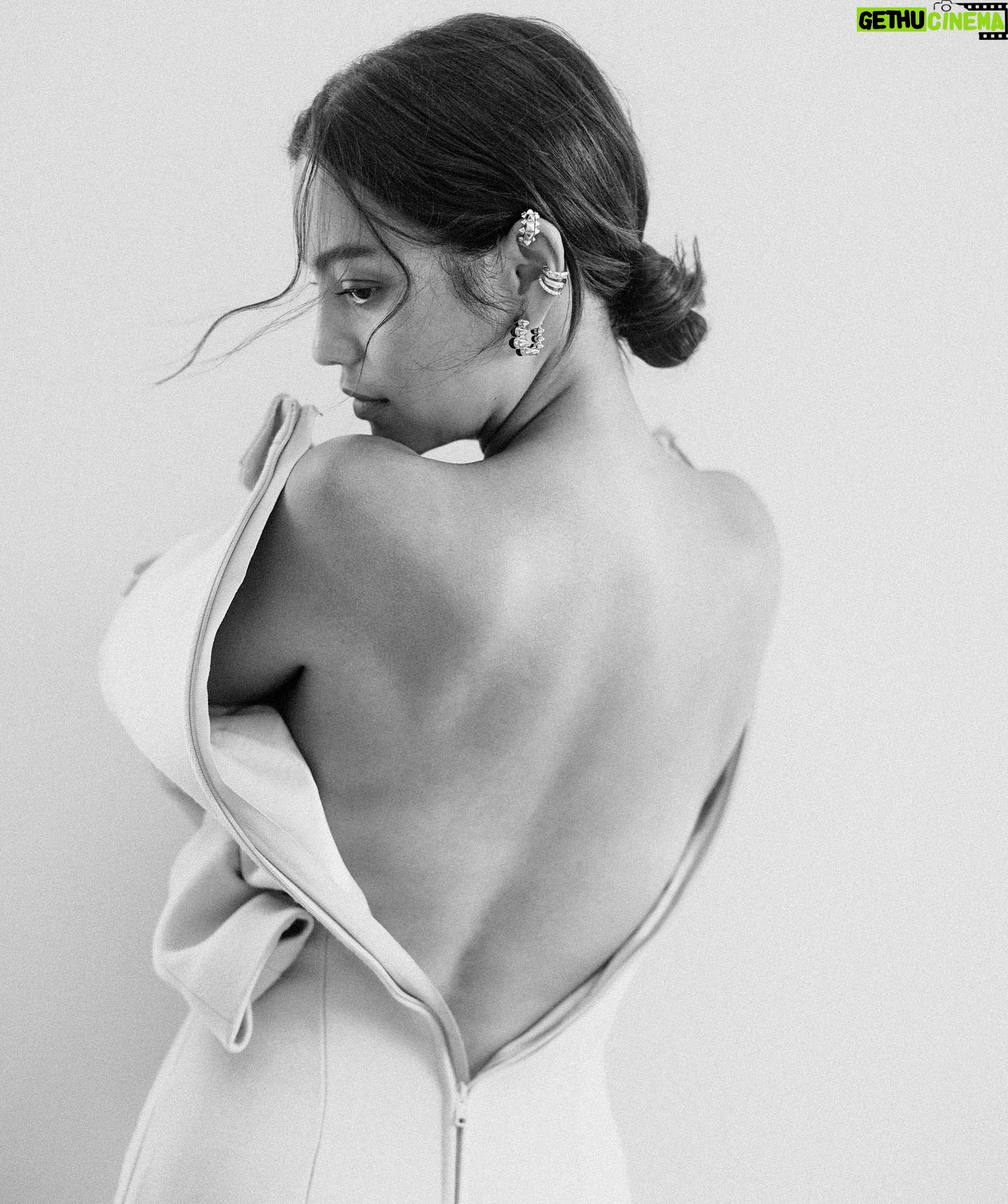 Natalia Reyes Instagram - Foto 1: ‘qué cool soy’ Foto 2: ‘No ha empezado la navidad y ya no me cierra el vestido’ 🤣 De las mejores fotos de este año para @m__milenio gracias a mi querida @sarahgorereeves y 📸 @bymatallana 💥 • First photo: ‘How cool I am’ Second photo: ‘Christmas hasn’t started and I can’t already zip up this dress’ ;) Some of the best photos of this year, from New York for @m__milenio thanks to my beloved @sarahgorereeves (editor in chief) Photos @bymatallana Dress: @prada 🐅 @cartier Makeup @vicky_steckel Hairstyle @michaelthomaslollo Styling assistants @fridagarccia @lorenadominguezv #MdeMilenio #MrevistaDeMilenio #Covergirl #NataliaFromColombia #Editorial #NewYork #Mvoices