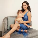 Natalia Reyes Instagram – ‘¿TODAVÍA LE DAS TETA?’
Sí, y le quitaría el ‘todavía’ a la pregunta. Hasta la OMS recomienda la lactancia complementaria hasta los 2 años. Esto no es un mandato, no es una obligación, la lactancia es una decisión que no debe pesarle a quién decide tomarla ni a quien no puede o no quiere hacerlo. Los beneficios son muchos pero los juicios también, la mayoría de mujeres dejan de lactar a sus hij@s por presión social, es una decisión que requiere del apoyo de la pareja, la familia y el entorno social y laboral. En mi caso no fue fácil al inicio pero con paciencia y la ayuda de una asesora de lactancia lo logré. La lactancia me ha reconectado con mi instinto, con mi naturaleza mamífera. Hoy en #ConsejosNoPedidosParaMamás quisiera compartirles 5 cuentas que sigo y me han ayudado a informarme (creo que es de lo más importante) y no sentirme sola en este proceso:

@lactanciamitos 
@amamantarcol 
@lili_umana_lactancia_ 
@kathemunozdoula 
@casadematrioskas 

🫶🏼 Ánimo mamás! Y gracias @alodigital @juanmoore @sandrapaolareal de nuevo por estas fotos 💫 

•

‘DO YOU STILL BREASTFEED HER?’
Yes, and I’d remove the ‘still’ from the question. Even the @who recommends continued breastfeeding until two years.  This isn’t a mandate, it’s not an obligation, breastfeeding is a decision. The benefits are many but the judgements are too, most women stop breastfeeding their children due to social pressure, it’s a decision that requires the support of the partner, the family and the social and work environment. In my case it wasn’t easy at first but with patience and the help of a lactation consultant I made it.  Today in #unsolicitedadviceformoms I’d like to share 5 accounts (in Spanish 😔) that I follow and have helped me be informed (a very important thing) and not feel alone in this process:

@lactanciamitos 
@lili_umana_lactancia_ 
@casadematrioskas 
@amamantarcol 
@kathemunozdoula 

#QueVivaLaTeta #NataliaFromColombia #SemanaMundialDeLaLactanciaMaterna #Breastfeeding #LactanciaMaterna #Breastfeed #NormalizeBreastfeeding