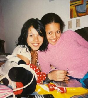 Natalia Reyes Instagram - Pasan los años, pasa la vida, los lugares y las situaciones pero aquí seguimos hermana mía @lagaita, mi angelito del 4 FELIZ VIDA hoy más que nunca que florece la misma dentro tuyo 💫 🐣  Por muchos años más!

•

Years pass, life passes, places and situations pass but here we are still my sister @lagaita, my little angel of the number 4.. HAPPY LIFE today more than ever as it blooms within you 🐣 For many more years..

#SisterFromAnotherMister #CarolinaGaitán
