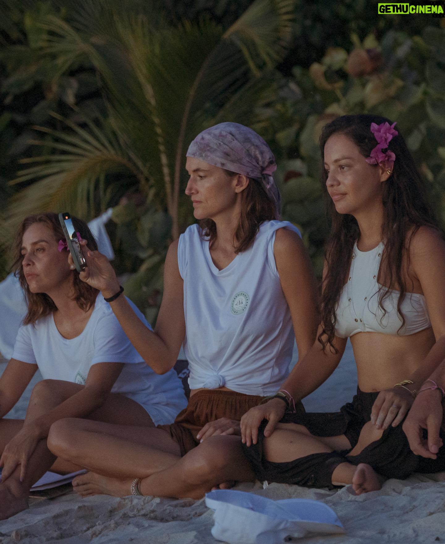 Natalia Reyes Instagram - 🔥Encender la esperanza! Conectar desde lo que somos, tejer entre todos una nueva realidad y reafirmar nuestro propósito de servir 🌱 La misión de @beclaworld #BeCláConexionOcéanos en la bellísima isla de Providencia La foto para la historia de la gran @linabotero_ (la cara de loco de @juanpabloraba y la última foto que se queda instalada como fondo de pantalla) • Ignite hope! Connect from who we are, weave together a new reality and reaffirm our purpose to serve 🌱 The mission of @beclaworld #BeCláConexionOcéanos on the beautiful island of Providencia #ProvidenceIsland #Providencia #Colombia #NataliaFromColombia #TravelWithPurpose #TheresNoPlanetB