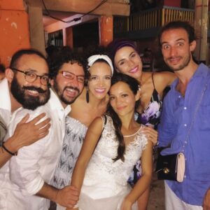 Natalia Reyes Instagram - Hace 7 años de este día y hoy reafirmo que SÍ, eras tú @juanpssv, salud por esa odisea inolvidable que nos inventamos entonces para celebrar nuestra unión y salud por nuestras transformaciones y seguir caminando juntos, nadie dijo que era fácil 😅 GRACIAS por ser maestro, amor y compañero. 

VIVA LA VIDA! 🤍 (y el Islote de Santa Cruz por ser familia)

•

7 years ago 👰🏻‍♀️ we did this and today I reaffirm that YES, it was you @juanpssv, cheers to that unforgettable odyssey that we invented then to celebrate our union and cheers to our transformations and to continue walking together, no one said it was easy 😅 THANK YOU for being a teacher, love and companion.

LONG LIVE LIFE! 🤍 (And the Islote de Santa Cruz for being our family) 🏝️ 

Gracias por los recuerdos @jenniferleibo