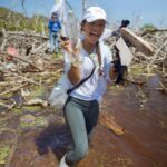 Natalia Reyes Instagram – MANGLAR: un ecosistema fundamental para nuestro planeta, la guardería de los peces, el riñón de nuestros mares, la barrera protectora de la tierra..
Después del huracán IOTA en 2020 el manglar rojo de la isla de Providencia quedó muy afectado por eso fuimos con #becláconexiónocéanos a sembrar 600 plántulas de mangle y a limpiarlo.
El resultado de la jornada de extracción de residuos:
– Aprovechables 78 kg
– No aprovechables 289,3 kg

Total de residuos extraídos McBean Mangrove: 367.3 kg
La limpieza más grande hecha en la isla hasta el momento 🩵

Gracias @beclaworld @parquescolombia @mabe_colombia @agendadelmar @hatsu_official @cincosillas @hatsu_official @co2cero por hacerlo posible 💫 
Y a la reina @claudiabahamon mi amor para toda la vida

📸 @linabotero_ la súper fotógrafa

•

MANGROVES: a fundamental ecosystem for our planet, the nursery of fish, the kidney of our seas, the protective barrier of the earth.
After Hurricane IOTA in 2020, the red mangrove on the island of Providencia was greatly affected, so we went with
#becláconexiónocéanos to
plant 600 mangrove seedlings and clean it.
The result of the waste extraction day:
 – Usable 78 kg
 – Not usable 289.3 kg

Total waste extracted from McBean Mangrove: 367.3 kg
The largest cleanup done on the island so far 🌱 

#Manglar #NataliaFromColombia #OceanCleanUp #Mangroves