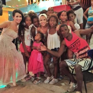 Natalia Reyes Instagram - Hace 7 años de este día y hoy reafirmo que SÍ, eras tú @juanpssv, salud por esa odisea inolvidable que nos inventamos entonces para celebrar nuestra unión y salud por nuestras transformaciones y seguir caminando juntos, nadie dijo que era fácil 😅 GRACIAS por ser maestro, amor y compañero. 

VIVA LA VIDA! 🤍 (y el Islote de Santa Cruz por ser familia)

•

7 years ago 👰🏻‍♀️ we did this and today I reaffirm that YES, it was you @juanpssv, cheers to that unforgettable odyssey that we invented then to celebrate our union and cheers to our transformations and to continue walking together, no one said it was easy 😅 THANK YOU for being a teacher, love and companion.

LONG LIVE LIFE! 🤍 (And the Islote de Santa Cruz for being our family) 🏝️ 

Gracias por los recuerdos @jenniferleibo