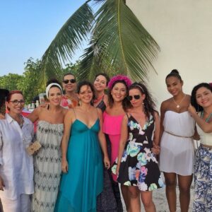 Natalia Reyes Instagram - Hace 7 años de este día y hoy reafirmo que SÍ, eras tú @juanpssv, salud por esa odisea inolvidable que nos inventamos entonces para celebrar nuestra unión y salud por nuestras transformaciones y seguir caminando juntos, nadie dijo que era fácil 😅 GRACIAS por ser maestro, amor y compañero. 

VIVA LA VIDA! 🤍 (y el Islote de Santa Cruz por ser familia)

•

7 years ago 👰🏻‍♀️ we did this and today I reaffirm that YES, it was you @juanpssv, cheers to that unforgettable odyssey that we invented then to celebrate our union and cheers to our transformations and to continue walking together, no one said it was easy 😅 THANK YOU for being a teacher, love and companion.

LONG LIVE LIFE! 🤍 (And the Islote de Santa Cruz for being our family) 🏝️ 

Gracias por los recuerdos @jenniferleibo
