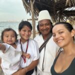 Natalia Reyes Instagram – ‘Día de la raza’, del ‘Descubrimiento’, de ‘Colón’..
Ante todo hoy conmemoro la dignidad y el respeto por esas culturas que ya estaban en este territorio hace más de 531 años, más allá de romantizar las comunidades indígenas o continuar un discurso de odio contra quienes son también nuestros antepasados colonizadores y cruentos, creo que la sabiduría de los pueblos originarios, su mensaje de unidad, cuidado y conexión con nuestra madre tierra es fundamental si queremos seguir en este planeta, basta ya de todas las fronteras y divisiones que hemos creado, tenemos mucho que aprender de nuestros hermanos mayores..
Duni amigo @moisesalbertovillafane 🏔️ 

•

‘Columbus Day’, ‘The Discovery of the Americas..
Above all, today I commemorate the dignity and respect for those cultures that were already in this territory more than 531 years ago, beyond romanticizing the indigenous communities or continuing a hate speech against those who are also our colonizing and bloody ancestors, I believe that the wisdom of the native peoples, their message of unity, care and connection with our mother earth is essential if we want to continue on this planet, enough of all the borders and divisions that we have created, we have a lot to learn from our older brothers.
Duni (thanks in arahuaco language) my friend @moisesalbertovillafane

#DíaDeLaRaza #12deOctubre #ColumbusDay #Arahuaco