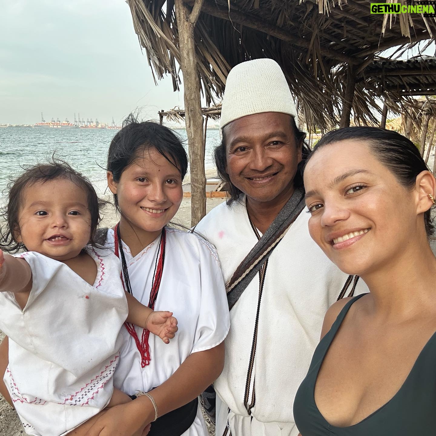 Natalia Reyes Instagram - ‘Día de la raza’, del ‘Descubrimiento’, de ‘Colón’.. Ante todo hoy conmemoro la dignidad y el respeto por esas culturas que ya estaban en este territorio hace más de 531 años, más allá de romantizar las comunidades indígenas o continuar un discurso de odio contra quienes son también nuestros antepasados colonizadores y cruentos, creo que la sabiduría de los pueblos originarios, su mensaje de unidad, cuidado y conexión con nuestra madre tierra es fundamental si queremos seguir en este planeta, basta ya de todas las fronteras y divisiones que hemos creado, tenemos mucho que aprender de nuestros hermanos mayores.. Duni amigo @moisesalbertovillafane 🏔️ • 'Columbus Day', 'The Discovery of the Americas.. Above all, today I commemorate the dignity and respect for those cultures that were already in this territory more than 531 years ago, beyond romanticizing the indigenous communities or continuing a hate speech against those who are also our colonizing and bloody ancestors, I believe that the wisdom of the native peoples, their message of unity, care and connection with our mother earth is essential if we want to continue on this planet, enough of all the borders and divisions that we have created, we have a lot to learn from our older brothers. Duni (thanks in arahuaco language) my friend @moisesalbertovillafane #DíaDeLaRaza #12deOctubre #ColumbusDay #Arahuaco