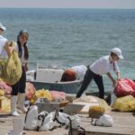 Natalia Reyes Instagram – MANGLAR: un ecosistema fundamental para nuestro planeta, la guardería de los peces, el riñón de nuestros mares, la barrera protectora de la tierra..
Después del huracán IOTA en 2020 el manglar rojo de la isla de Providencia quedó muy afectado por eso fuimos con #becláconexiónocéanos a sembrar 600 plántulas de mangle y a limpiarlo.
El resultado de la jornada de extracción de residuos:
– Aprovechables 78 kg
– No aprovechables 289,3 kg

Total de residuos extraídos McBean Mangrove: 367.3 kg
La limpieza más grande hecha en la isla hasta el momento 🩵

Gracias @beclaworld @parquescolombia @mabe_colombia @agendadelmar @hatsu_official @cincosillas @hatsu_official @co2cero por hacerlo posible 💫 
Y a la reina @claudiabahamon mi amor para toda la vida

📸 @linabotero_ la súper fotógrafa

•

MANGROVES: a fundamental ecosystem for our planet, the nursery of fish, the kidney of our seas, the protective barrier of the earth.
After Hurricane IOTA in 2020, the red mangrove on the island of Providencia was greatly affected, so we went with
#becláconexiónocéanos to
plant 600 mangrove seedlings and clean it.
The result of the waste extraction day:
 – Usable 78 kg
 – Not usable 289.3 kg

Total waste extracted from McBean Mangrove: 367.3 kg
The largest cleanup done on the island so far 🌱 

#Manglar #NataliaFromColombia #OceanCleanUp #Mangroves