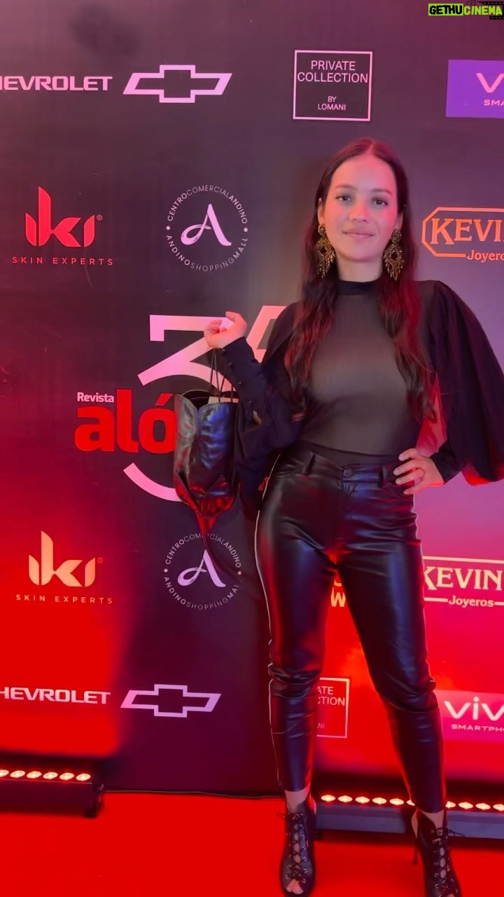 Natalia Reyes Instagram - Ayer la revista @alodigital celebró 35 años de vida ❤️ Treinta y cinco mujeres fuimos homenajeadas de paso y yo me siento absolutamente honrada de compartir este reconocimiento con ellas que son inspiración y guía. Felicitaciones a @sandrapaolareal por el periodismo profesional, respetuoso, informado, eres el pilar de rodo esto. Que sean mucho años más 💫 #RevistaAló35años #MujerAlóInspira • Yesterday @alodigital magazine celebrated 35 years of life ❤️ Thirty-five women were also celebrated and I feel absolutely honored to share this recognition with them who are inspiration and guide. Congratulations @sandrapaolareal for the professional, respectful, informed journalism, you are the pillar of all this. May there be many more years 🎂 #NataliaFromColombia #JuntasSomosMásFuertes