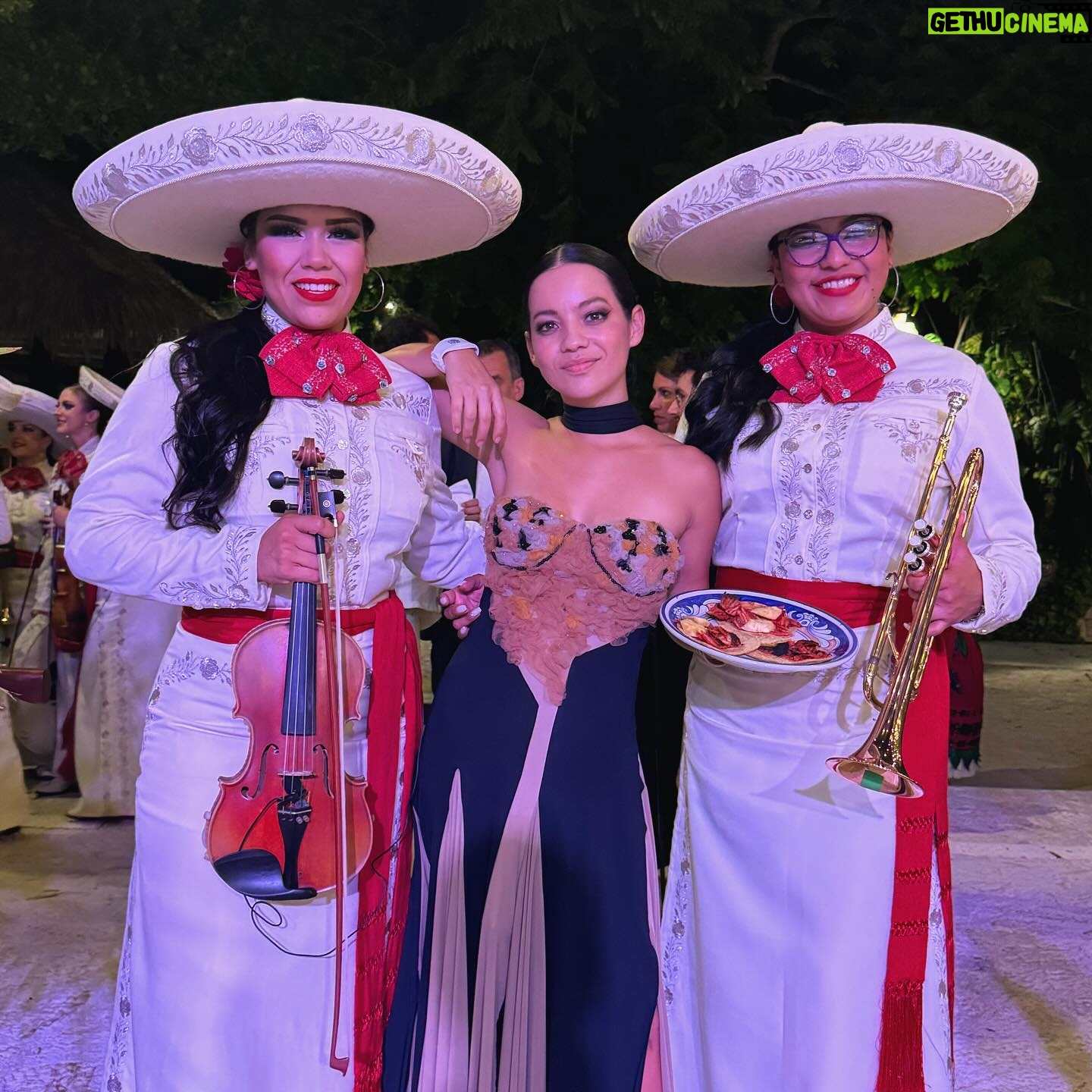 Natalia Reyes Instagram - Así es como tiene que acabar una fiesta en México! Con mi mariachi @lacrispetica y taquiza 🌮 Gracias @premios_platino por esta invitación a celebrar nuestro cine, por materializar el encuentro de la industria audiovisual iberoamericana que cada día está más unida 💪🏼 Pd. Por favor OJO a la última foto, creo que me enchilé🌶️ • This is how a party should end in Mexico! With my marichi @lacrispetica and eating tacos 🌮 Thank you @premios_platino for having us in this celebration of our cinema, for materializing the meeting of the iberoamerican industry that is more united every day.. Ps. Don’t miss the last photo, I think that taco was spicy 🥵 #NataliaFromColombia #PlatinoXcaret #Mexico #RivieraMaya @rivieramayamx @visitacaribemexicano