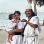 Natalia Reyes Instagram – ‘Día de la raza’, del ‘Descubrimiento’, de ‘Colón’..
Ante todo hoy conmemoro la dignidad y el respeto por esas culturas que ya estaban en este territorio hace más de 531 años, más allá de romantizar las comunidades indígenas o continuar un discurso de odio contra quienes son también nuestros antepasados colonizadores y cruentos, creo que la sabiduría de los pueblos originarios, su mensaje de unidad, cuidado y conexión con nuestra madre tierra es fundamental si queremos seguir en este planeta, basta ya de todas las fronteras y divisiones que hemos creado, tenemos mucho que aprender de nuestros hermanos mayores..
Duni amigo @moisesalbertovillafane 🏔️ 

•

‘Columbus Day’, ‘The Discovery of the Americas..
Above all, today I commemorate the dignity and respect for those cultures that were already in this territory more than 531 years ago, beyond romanticizing the indigenous communities or continuing a hate speech against those who are also our colonizing and bloody ancestors, I believe that the wisdom of the native peoples, their message of unity, care and connection with our mother earth is essential if we want to continue on this planet, enough of all the borders and divisions that we have created, we have a lot to learn from our older brothers.
Duni (thanks in arahuaco language) my friend @moisesalbertovillafane

#DíaDeLaRaza #12deOctubre #ColumbusDay #Arahuaco