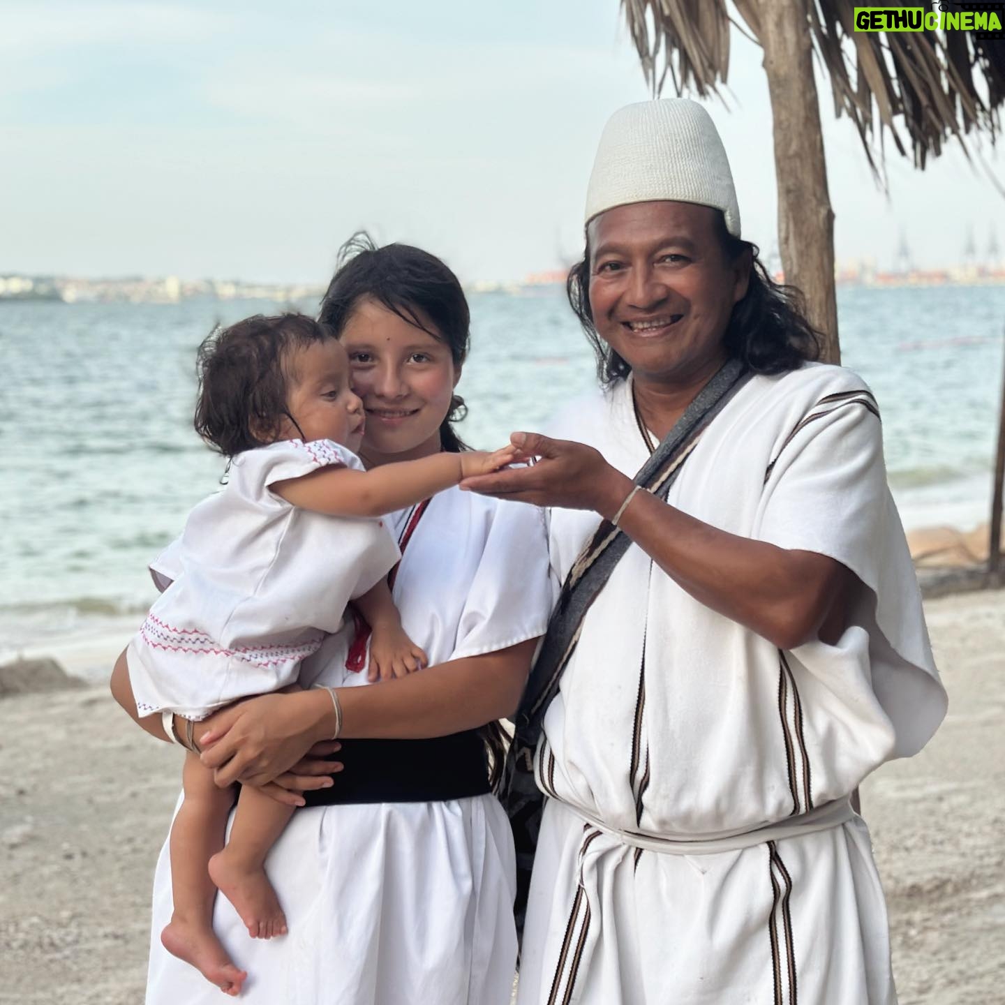 Natalia Reyes Instagram - ‘Día de la raza’, del ‘Descubrimiento’, de ‘Colón’.. Ante todo hoy conmemoro la dignidad y el respeto por esas culturas que ya estaban en este territorio hace más de 531 años, más allá de romantizar las comunidades indígenas o continuar un discurso de odio contra quienes son también nuestros antepasados colonizadores y cruentos, creo que la sabiduría de los pueblos originarios, su mensaje de unidad, cuidado y conexión con nuestra madre tierra es fundamental si queremos seguir en este planeta, basta ya de todas las fronteras y divisiones que hemos creado, tenemos mucho que aprender de nuestros hermanos mayores.. Duni amigo @moisesalbertovillafane 🏔️ • 'Columbus Day', 'The Discovery of the Americas.. Above all, today I commemorate the dignity and respect for those cultures that were already in this territory more than 531 years ago, beyond romanticizing the indigenous communities or continuing a hate speech against those who are also our colonizing and bloody ancestors, I believe that the wisdom of the native peoples, their message of unity, care and connection with our mother earth is essential if we want to continue on this planet, enough of all the borders and divisions that we have created, we have a lot to learn from our older brothers. Duni (thanks in arahuaco language) my friend @moisesalbertovillafane #DíaDeLaRaza #12deOctubre #ColumbusDay #Arahuaco