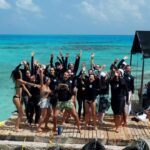 Natalia Reyes Instagram – Los expertos recomiendan bailar con la gente que uno quiere por lo menos una vez al mes y tomar medidas para cuidar nuestro planeta todos los días!!! Pues me vine con todo este combo a #ConexionOceanos2023 para aprender de cómo podemos ser más amigables con nuestro medio ambiente y tomar medidas que si muchos nos sumamos logramos hacer un impacto grande! Días de mucha conexión, de siembra y limpieza de manglares en uno de mis sitios favoritos del mundo llamado Providencia!!! @beclaworld ! Gracias a @claudiabahamon y a todo su equipo por hacer esto posible 💚💚🦀🦀🦀Colombia 🇨🇴 #providencia #colombia #viajar