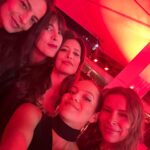 Natalia Reyes Instagram - ‘Una mujer con sustancia’ Querida @sofiavergara: tu autenticidad puede hacer TODO posible, eres una berraca, no se pierdan el 25 de enero #Griselda💥 Gracias @jorgemalave por la arrodillada 📷 😂, a @elauribe por el maquillaje y la línea 🖊️ más PRO ever y @baobab por un vestido wow Cracks ⚡️ @ericnewmanofficial @luisbalaguer • ‘A woman of substance’ Dear @sofiavergara: your authenticity can make ANYTHING possible, you are a trooper, don’t miss #Griselda on @netflix Jan 25th💥 #NataliaFromColombia #ColombiansDoItBetter #EnElDelia #SofíaVergara