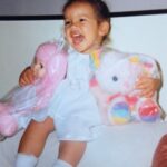 Natalia Reyes Instagram – Nunca crezcan! Volverse ‘serios’ es la trampa. Isla es mi mayor recordatorio de nunca nunca dejar de jugar y de sorprenderse. 
La niñez es el espejo de una sociedad, nuestra tarea debe ser asegurar que l@s niñ@s siempre puedan ser niñ@s!
A ver si identifican quién es quién ;)

•

Never grow up! Becoming ‘serious’ is the trap. Isla is my biggest reminder to never stop playing and being surprised.
Childhood is the mirror of a society, our goal must be to ensure that children can always be children!
Let’s see if you can identify who is who ;)

#DíaDelNiño #WorldChildrensDay #niñez #ChildrensDay