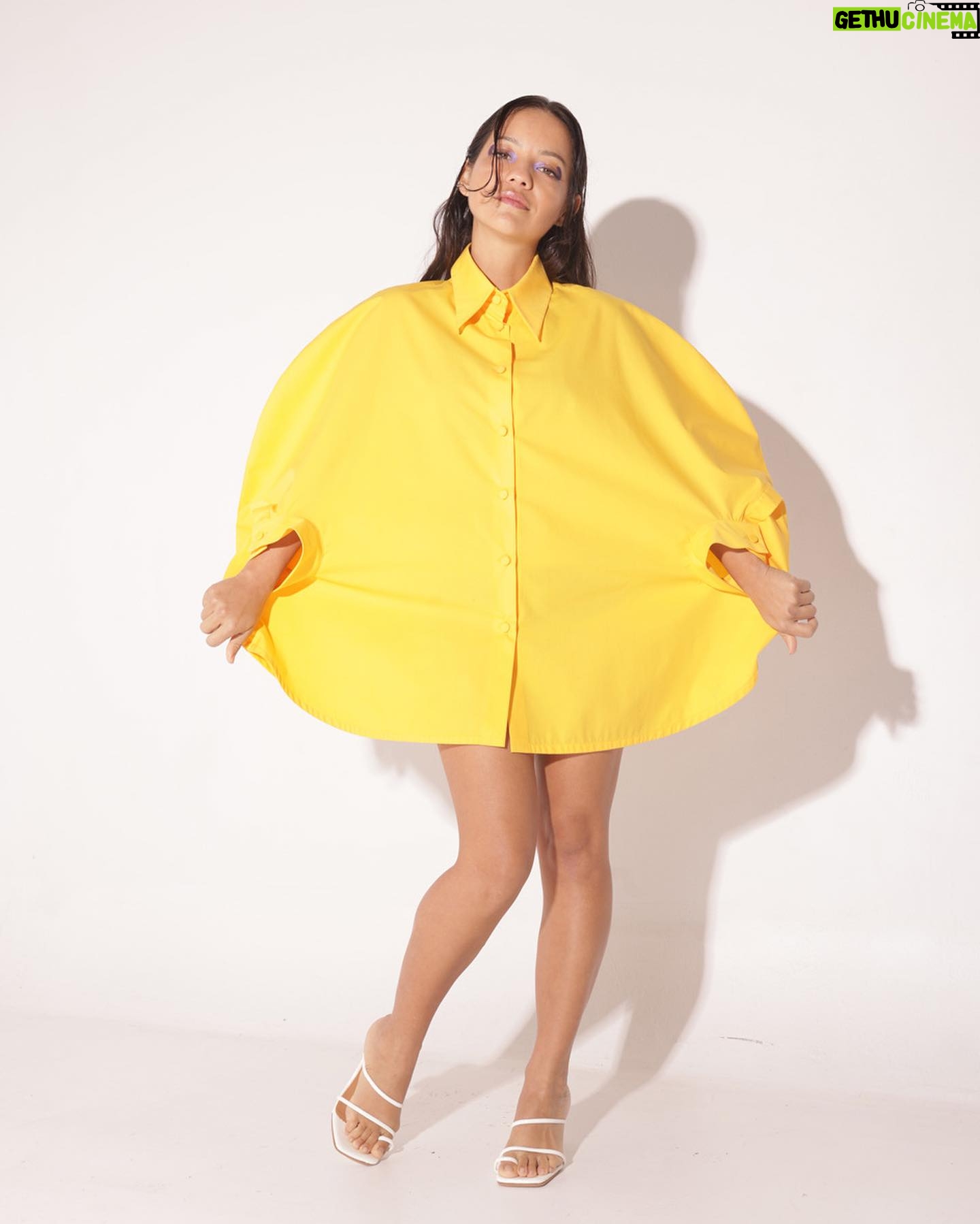 Natalia Reyes Instagram - NATALIA REYES nos habla de su ultimo gran proyecto: “Camilo Superstar”. Una nueva serie de Atresplayer sobre el calvario que supuso para Camilo Sexto hacer una adaptación de la opera rock “Jesucristo Superstar” en la España de los Reyes Catolicos (años 70). Una serie en la que la actriz colombiana interpreta a Ángela Carrasco que a su vez hacía de María Magdalena. All about @nataliareyesg en el link de la bio Fotografía: @crimsoncrazed Estilismo: @juanita_zuluaga Entrevista: @mongomeri Maquillaje: @alvarosanper Retocadora: @malejasoto.design Agradecimientos: @mesalafilms LOOK 1 2 Vestido @morlestudio LOOK 3 Camisa @maisonmesa #nataliareyes #neo2 #actriz #neo2magazine #actrizcolombiana #camilosuperstar #atresplayer #series #tv #entrevista #camilo sexto