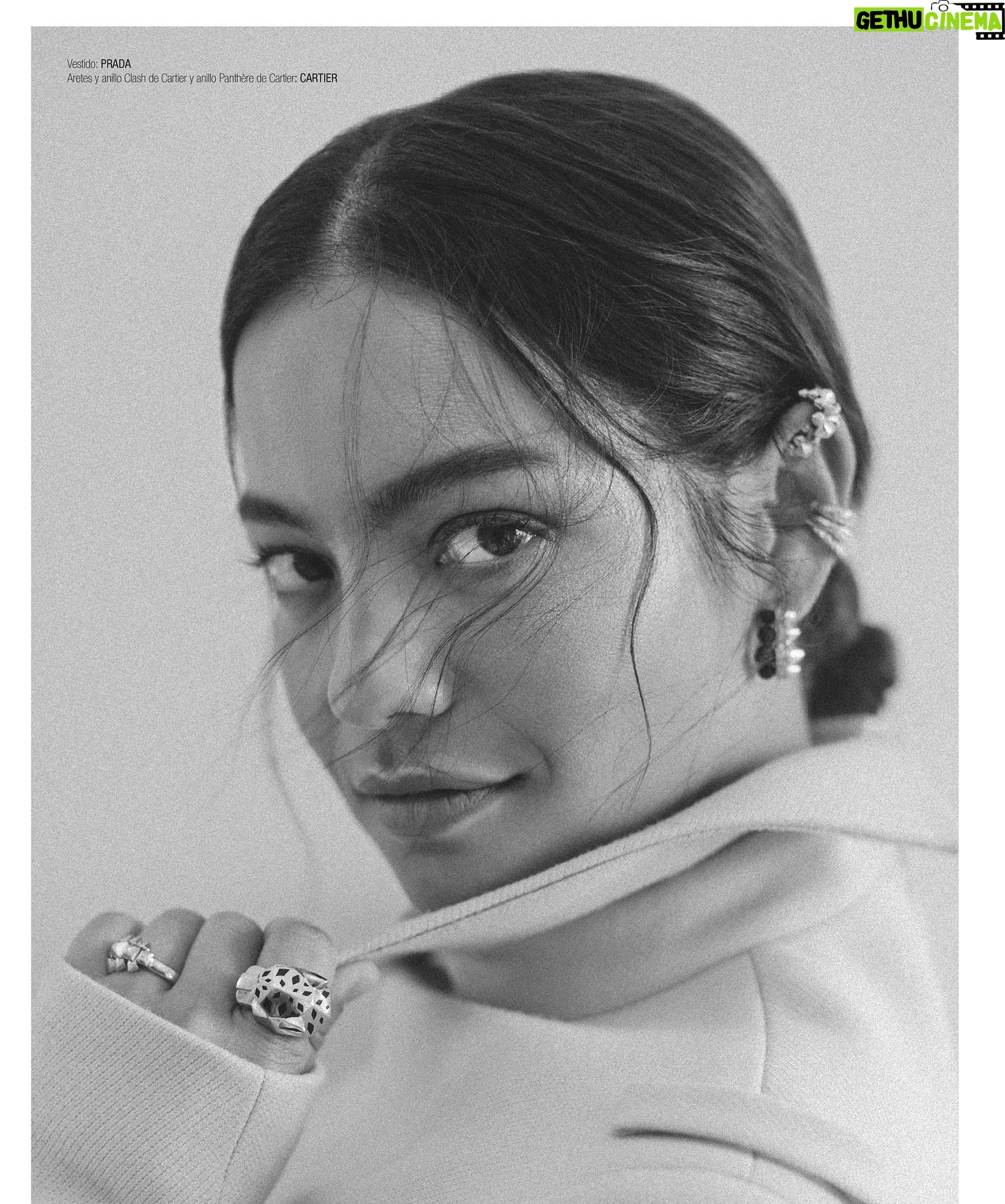 Natalia Reyes Instagram - Foto 1: ‘qué cool soy’ Foto 2: ‘No ha empezado la navidad y ya no me cierra el vestido’ 🤣 De las mejores fotos de este año para @m__milenio gracias a mi querida @sarahgorereeves y 📸 @bymatallana 💥 • First photo: ‘How cool I am’ Second photo: ‘Christmas hasn’t started and I can’t already zip up this dress’ ;) Some of the best photos of this year, from New York for @m__milenio thanks to my beloved @sarahgorereeves (editor in chief) Photos @bymatallana Dress: @prada 🐅 @cartier Makeup @vicky_steckel Hairstyle @michaelthomaslollo Styling assistants @fridagarccia @lorenadominguezv #MdeMilenio #MrevistaDeMilenio #Covergirl #NataliaFromColombia #Editorial #NewYork #Mvoices