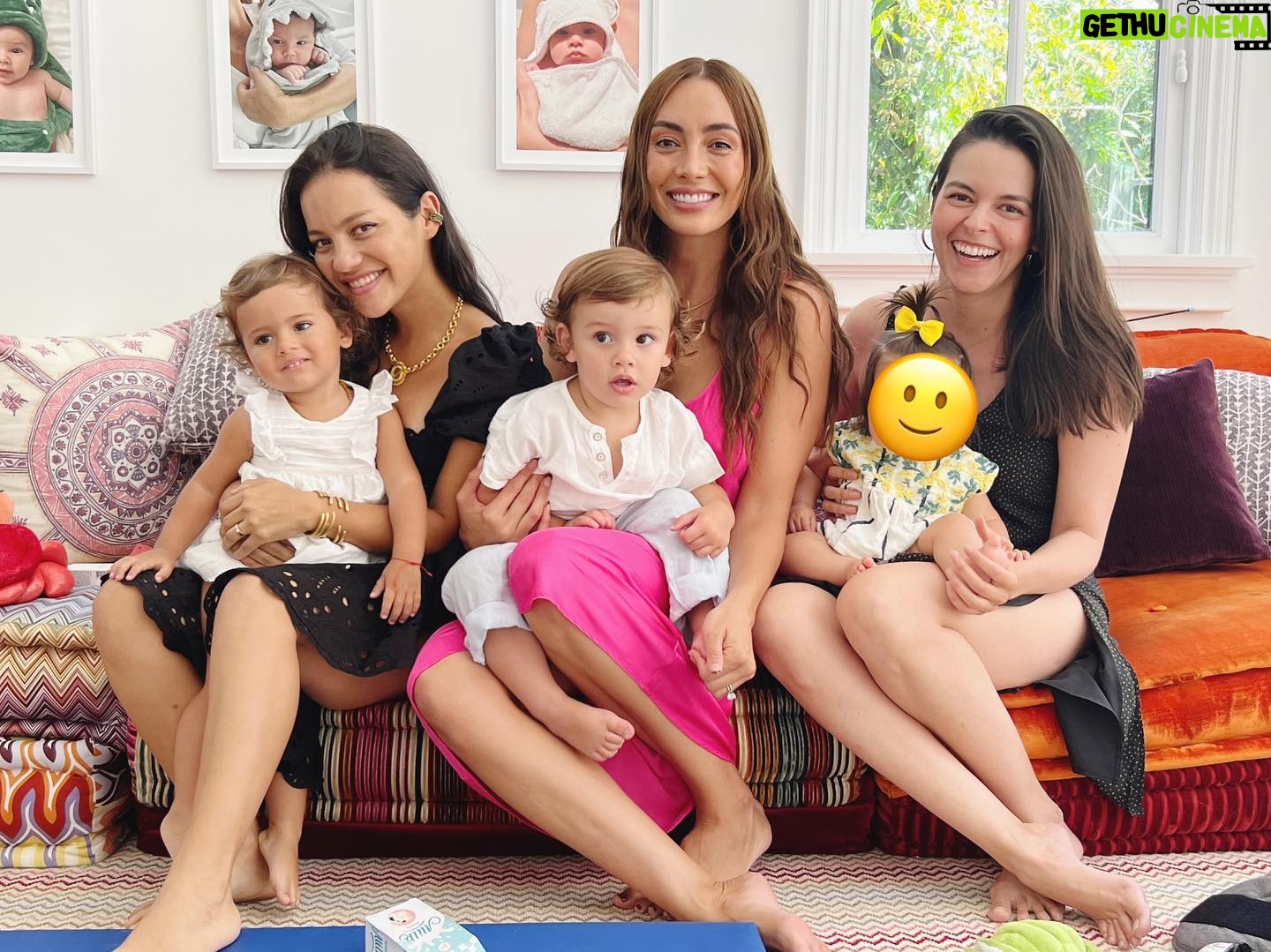 Natalia Reyes Instagram - MAMÁS! Somos mamás 🙀 Todavía me cuesta creerlo pero aquí estamos, otro de mis #ConsejosNoPedidosParaMamás es: comunidad 🫶🏼 necesitamos hablar, compartir, oírnos y estar en contacto con otras mujeres que están pasando por lo mismo. Verme con mi comadres (nunca mejor dicho) @carowar (mi leona cumpleañera) y @julieticarestrep0 fue un regalo para el alma, recarga saber que no somos las únicas pasando por situaciones parecidas, que nuestros cachorros son lo mejor que nos ha pasado pero también lo más duro y retador que hemos vivido. Ahora sí les explico: 1. Mamás de instagram 2. La REALIDAD de nuestros cerebros después de ser mamás 🤪 3. Los 3 mejores proyectos de nuestras vidas Con cuál se quedan? 📸 @juanpssv • MOMS! We are mothers I still can’t believe it but here we are, another of my #UnsolicitedAdviceForMoms is: community 🫶🏼 we need to talk, share, hear each other and stay in touch with other women who are going through the same thing. Seeing @carowar and @julieticarestrep0 was a gift for my soul, it recharges knowing that we aren’t the only ones going through similar situations, that our puppies are the best thing that has happened to us but also the hardest and most challenging thing we have experienced. Now: 1. Instagram moms 2. The REALITY of our brains after being mothers #BabyBrain 3. The 3 best projects of our lives Which one you prefer? #Maternidad #MamásConfirmen #Motherhood