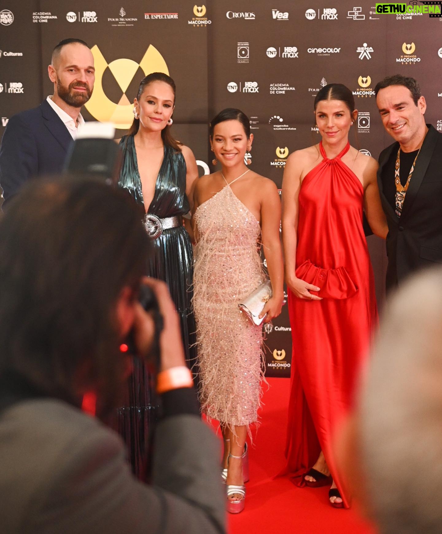 Natalia Reyes Instagram - AquĆ con el que me aguanta el voltaje @juanpssv y con talento cartagenero hasta el cielo š el gran Kevin @sr.ksm con estas fotos y este vestido de @estefaniaofficial_ via @creativesincraft Celebrando nuestro cine @academiacolcine #PremiosMacondo2023 ⢠The one who keeps up with me @juanpssv and the amazing cartagenian talent of @sr.ksm y this lovely dress @estefaniaofficial_ via @creativesincraft Celebrating our movies #PremiosMacondo #PremiosMacondoTNT #NataliaFromColombia #VĆsteteDeColombia #CineColombiano