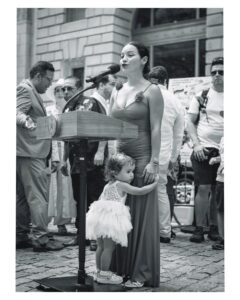 Natalia Reyes Instagram - La maternidad es el centro de mi realidad hoy, soy consciente de las muchísimas maneras que hay de maternar pero en mi caso es algo que me ha atravesado y no sabría hacerlo de otra forma, soy una mujer trabajadora, curiosa, con sueños y muchas (casi demasiadas 😅) ganas de hacer cosas pero Isla es la misión más importante que haya tenido hasta ahora, viajo y creo siempre con ella (y el apoyo de mi 🫶🏼 @juanpssv) y no, NO es fácil, la maternidad también es la más agotadora y demandante de el resto de facetas que solo pueden orbitan alrededor, las que son mamás me entenderán. Creo que este es, sin embargo, el mayor privilegio del mundo, la verdadera riqueza, el ‘lujo’ es no perderme ni un segundo de estos momentos que son cortos (es cliché pero cierto que se pasan volando) pero sobre todo invaluables. Estas fotos resumen bien mi momento de vida, nos las tomó @sayjess_ph una generosa fotógrafa colombiana que se acercó a capturarnos en Nueva York ❤️ gracias Jessica. • Maternity is the center of my reality today, I’m aware of the many kinds of mothers that can exist but in my case it’s something that has gone through me and I wouldn’t know how to do it any other way, I’m a working woman, with dreams and many (almost too many😅) things that I wanna achieve but Isla is the most important mission I’ve had so far, I always travel and create with her (and the support of @juanpssv) and no, it’s NOT easy, motherhood is also the most exhausting and plaintiff of the rest of the facets that can only orbit around, those who are moms will understand me. I believe that this is, however, the greatest privilege in the world, the true wealth, the 'luxury' is not missing a second of these moments that are short and invaluable. These photos summarize well this present moment and were taken by @sayjess_ph, a generous Colombian photographer that came to capture us in New York ❤️ thank you Jessica. #NataliaFromColombia #Maternidad #Motherhood #NYCseVisteDeColombia