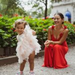 Natalia Reyes Instagram - La maternidad es el centro de mi realidad hoy, soy consciente de las muchísimas maneras que hay de maternar pero en mi caso es algo que me ha atravesado y no sabría hacerlo de otra forma, soy una mujer trabajadora, curiosa, con sueños y muchas (casi demasiadas 😅) ganas de hacer cosas pero Isla es la misión más importante que haya tenido hasta ahora, viajo y creo siempre con ella (y el apoyo de mi 🫶🏼 @juanpssv) y no, NO es fácil, la maternidad también es la más agotadora y demandante de el resto de facetas que solo pueden orbitan alrededor, las que son mamás me entenderán. Creo que este es, sin embargo, el mayor privilegio del mundo, la verdadera riqueza, el ‘lujo’ es no perderme ni un segundo de estos momentos que son cortos (es cliché pero cierto que se pasan volando) pero sobre todo invaluables. Estas fotos resumen bien mi momento de vida, nos las tomó @sayjess_ph una generosa fotógrafa colombiana que se acercó a capturarnos en Nueva York ❤️ gracias Jessica. • Maternity is the center of my reality today, I’m aware of the many kinds of mothers that can exist but in my case it’s something that has gone through me and I wouldn’t know how to do it any other way, I’m a working woman, with dreams and many (almost too many😅) things that I wanna achieve but Isla is the most important mission I’ve had so far, I always travel and create with her (and the support of @juanpssv) and no, it’s NOT easy, motherhood is also the most exhausting and plaintiff of the rest of the facets that can only orbit around, those who are moms will understand me. I believe that this is, however, the greatest privilege in the world, the true wealth, the 'luxury' is not missing a second of these moments that are short and invaluable. These photos summarize well this present moment and were taken by @sayjess_ph, a generous Colombian photographer that came to capture us in New York ❤️ thank you Jessica. #NataliaFromColombia #Maternidad #Motherhood #NYCseVisteDeColombia