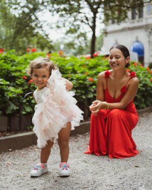 Natalia Reyes Instagram - La maternidad es el centro de mi realidad hoy, soy consciente de las muchísimas maneras que hay de maternar pero en mi caso es algo que me ha atravesado y no sabría hacerlo de otra forma, soy una mujer trabajadora, curiosa, con sueños y muchas (casi demasiadas 😅) ganas de hacer cosas pero Isla es la misión más importante que haya tenido hasta ahora, viajo y creo siempre con ella (y el apoyo de mi 🫶🏼 @juanpssv) y no, NO es fácil, la maternidad también es la más agotadora y demandante de 
el resto de facetas que solo pueden orbitan alrededor, las que son mamás me entenderán.
Creo que este es, sin embargo, el mayor privilegio del mundo, la verdadera riqueza, el ‘lujo’ es no perderme ni un segundo de estos momentos que son cortos (es cliché pero cierto que se pasan volando) pero sobre todo invaluables.
Estas fotos resumen bien mi momento de vida, nos las tomó @sayjess_ph una generosa fotógrafa colombiana que se acercó a capturarnos en Nueva York ❤️ gracias Jessica.

•

Maternity is the center of my reality today, I’m aware of the many kinds of mothers that can exist but in my case it’s something that has gone through me and I wouldn’t know how to do it any other way, I’m a working woman, with dreams and many (almost too many😅) things that I wanna achieve but Isla is the most important mission I’ve had so far, I always travel and create with her (and the support of @juanpssv) and no, it’s NOT easy, motherhood is also the most exhausting and plaintiff of the rest of the facets that can only orbit around, those who are moms will understand me.
I believe that this is, however, the greatest privilege in the world, the true wealth, the 'luxury' is not missing a second of these moments that are short and invaluable.
These photos summarize well this present moment and were taken by @sayjess_ph, a generous Colombian photographer that came to capture us in New York ❤️ thank you Jessica.

#NataliaFromColombia #Maternidad #Motherhood #NYCseVisteDeColombia