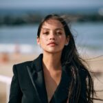 Natalia Reyes Instagram – Historia de un despeluque, literal. Deseo que hoy domingo nadie se tenga que peinar 🙏 

•

Story of a disheveled. I wish you all not having to comb your hair on any Sunday 
🙏

📸 @andresgarlujan 
💄 @natalia_natalita @armanibeauty 
👁️ @_freddyalonso @moschino 

#NataliaFromColombia #FestivalDeSanSebastian #Zinemaldia2023