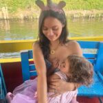 Natalia Reyes Instagram - 1. ‘TODAVÍA LE DAS TETA?’ Sí! 2. Lo que la gente se imagina cuando hace la pregunta 🤔 3. Mi respuesta: A quién le importaa?🕺 Ánimo mamás, que nadie distinto a ti y tu bebé marquen esta decisión, lactar a nuestras crías no nos hace mejores ni peores madres, cada proceso es ÚNICO y lo que es absurdo es que muchas mujeres dejen de lactar a sus hijos por PRESIÓN SOCIAL 😤 Que viva la teta (•)(•) Foto de @soficienta #ConsejosNoPedidosParaMamás • 1. 'ARE YOU STILL BREASTFEEDING?' Yes! 2. What people imagine when they ask that 🤔 3. My answer: Who cares? 🕺 Cheer up moms, let no one other than yourself and your baby make this decision, breastfeeding our babies doesn’t make us better or worse mothers, each process is UNIQUE and what is absurd is that many women stop breastfeeding their children due to SOCIAL PRESSURE 😤 Long live our breast (•)(•) Photo by @soficienta #UnsolicitedAdviceForMoms