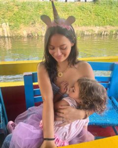 Natalia Reyes Instagram - 1. ‘TODAVÍA LE DAS TETA?’ Sí! 2. Lo que la gente se imagina cuando hace la pregunta 🤔 3. Mi respuesta: A quién le importaa?🕺 Ánimo mamás, que nadie distinto a ti y tu bebé marquen esta decisión, lactar a nuestras crías no nos hace mejores ni peores madres, cada proceso es ÚNICO y lo que es absurdo es que muchas mujeres dejen de lactar a sus hijos por PRESIÓN SOCIAL 😤 Que viva la teta (•)(•) Foto de @soficienta #ConsejosNoPedidosParaMamás • 1. 'ARE YOU STILL BREASTFEEDING?' Yes! 2. What people imagine when they ask that 🤔 3. My answer: Who cares? 🕺 Cheer up moms, let no one other than yourself and your baby make this decision, breastfeeding our babies doesn’t make us better or worse mothers, each process is UNIQUE and what is absurd is that many women stop breastfeeding their children due to SOCIAL PRESSURE 😤 Long live our breast (•)(•) Photo by @soficienta #UnsolicitedAdviceForMoms