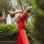 Natalia Reyes Instagram - La maternidad es el centro de mi realidad hoy, soy consciente de las muchísimas maneras que hay de maternar pero en mi caso es algo que me ha atravesado y no sabría hacerlo de otra forma, soy una mujer trabajadora, curiosa, con sueños y muchas (casi demasiadas 😅) ganas de hacer cosas pero Isla es la misión más importante que haya tenido hasta ahora, viajo y creo siempre con ella (y el apoyo de mi 🫶🏼 @juanpssv) y no, NO es fácil, la maternidad también es la más agotadora y demandante de el resto de facetas que solo pueden orbitan alrededor, las que son mamás me entenderán. Creo que este es, sin embargo, el mayor privilegio del mundo, la verdadera riqueza, el ‘lujo’ es no perderme ni un segundo de estos momentos que son cortos (es cliché pero cierto que se pasan volando) pero sobre todo invaluables. Estas fotos resumen bien mi momento de vida, nos las tomó @sayjess_ph una generosa fotógrafa colombiana que se acercó a capturarnos en Nueva York ❤️ gracias Jessica. • Maternity is the center of my reality today, I’m aware of the many kinds of mothers that can exist but in my case it’s something that has gone through me and I wouldn’t know how to do it any other way, I’m a working woman, with dreams and many (almost too many😅) things that I wanna achieve but Isla is the most important mission I’ve had so far, I always travel and create with her (and the support of @juanpssv) and no, it’s NOT easy, motherhood is also the most exhausting and plaintiff of the rest of the facets that can only orbit around, those who are moms will understand me. I believe that this is, however, the greatest privilege in the world, the true wealth, the 'luxury' is not missing a second of these moments that are short and invaluable. These photos summarize well this present moment and were taken by @sayjess_ph, a generous Colombian photographer that came to capture us in New York ❤️ thank you Jessica. #NataliaFromColombia #Maternidad #Motherhood #NYCseVisteDeColombia